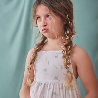 Imagen de Vestido de niña de tirantes con estampado blanco con patitos