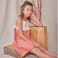 Imagen de Vestido de niña en lino en color coral combinado con bambula blanca con detalle de flores