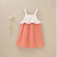 Imagen de Vestido de niña en lino en color coral combinado con bambula blanca con detalle de flores