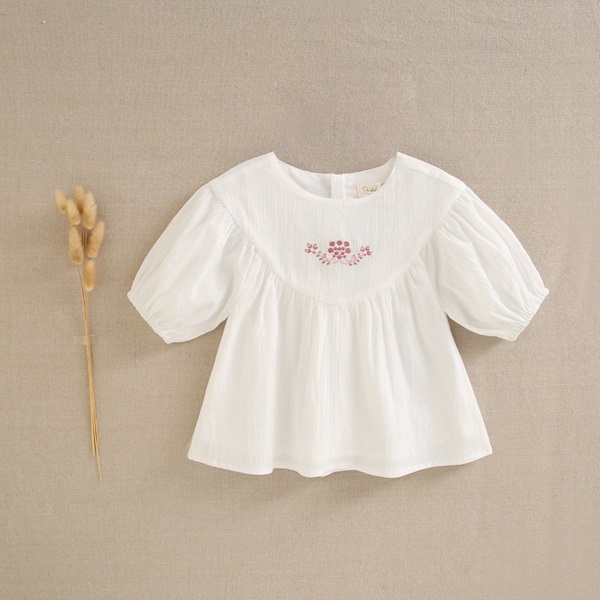 Imagen de Blusa de niña blanca con bordado rosa empolvado
