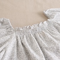 Imagen de Blusa de niña blanca con estampado de hojas grises