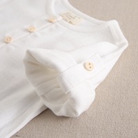 Imagen de Camisa de bebé niño blanca tipo canguro