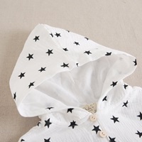 Imagen de Camiseta de niño con capucha y estrellas negra
