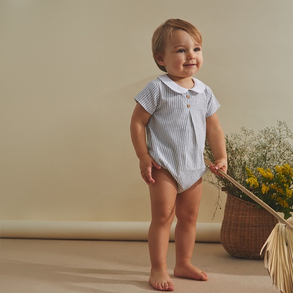 Imagen de Ranita de bebé niño con rayas blancas y grises