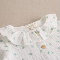 Imagen de Blusa bebé niña blanca con estampado  de flores verdes