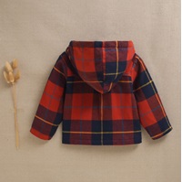 Imagen de Chaqueta de bebé niño tipo canguro con capucha blanca de borrreguillo de cuadros tartán rojos y azules botones de madera