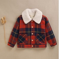 Imagen de Chaqueta de niño de cuadros tartán rojos y azules, con cuello blanco de borreguillo  y botones de madera