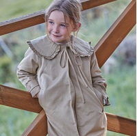 Imagen de Gabardina niña beige con cuello peter pan