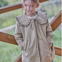 Imagen de Gabardina niña beige con cuello peter pan