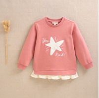 Imagen de Sudadera de niña en color rosa y parche bordado de estrella en blanco