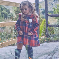 Imagen de Vestido de niña de cuadros tartán rojos y azules con pompón