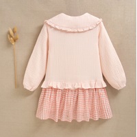 Imagen de Vestido de niña rosa palo y cuello peter pan, con falda de volante en vichy coral y blanco