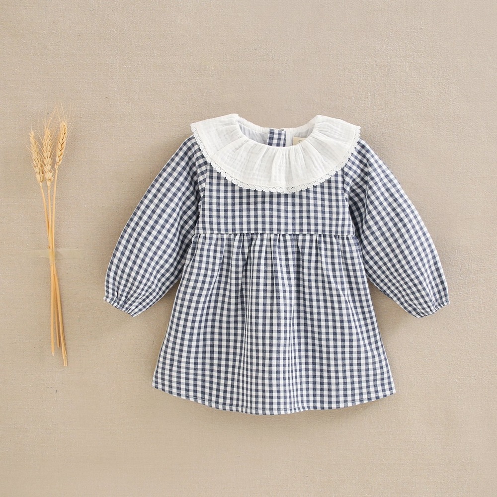 Imagen de Vestido de bebé niña en cuadros vichy azul y blanco con cuello volante en blanco