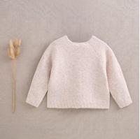 Imagen de Chaqueta de punto para bebé niña en color beige con botones de madera