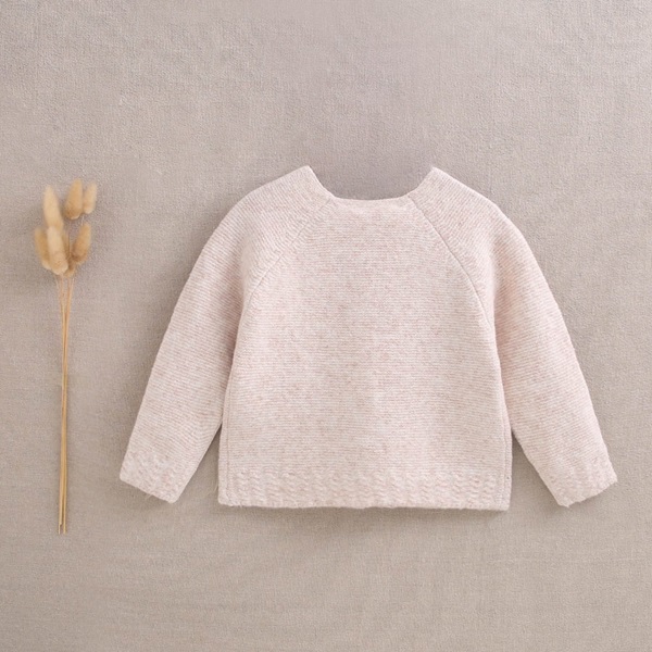 Imagen de Chaqueta de punto para bebé niña en color beige con botones de madera