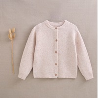 Imagen de Chaqueta de punto para niña en color beige con botones de madera