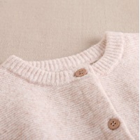 Imagen de Chaqueta de punto para niña en color beige con botones de madera