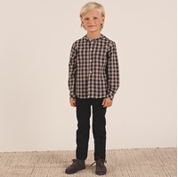 Imagen de Camisa de niño de cuadros bicolor beige tostado y negro con cuello mao