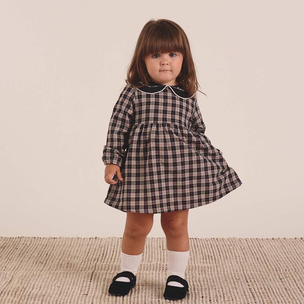 Imagen de Vestido de bebé niña en cuadros bicolor beige tostado y negro con bordado en cuello