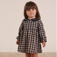 Imagen de Vestido de bebé niña en cuadros bicolor beige tostado y negro con bordado en cuello