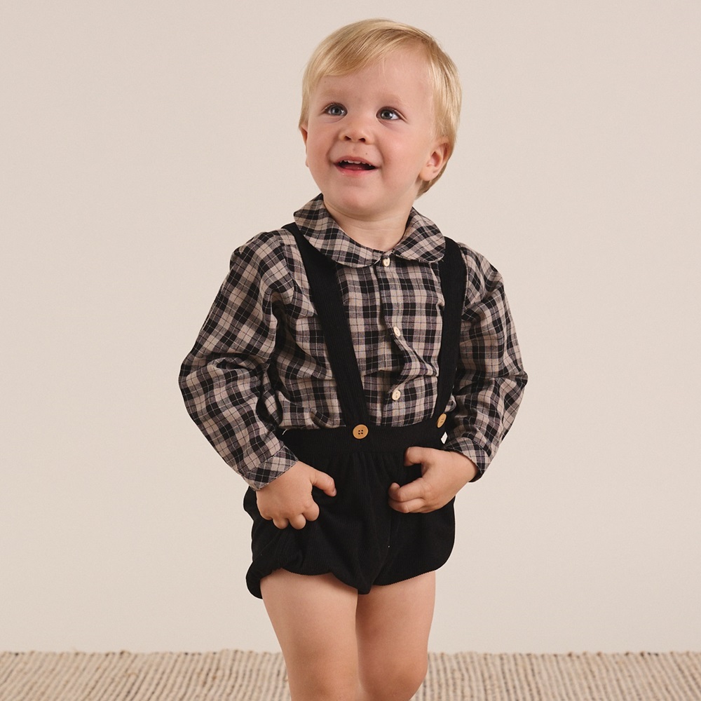 Imagen de Camisa de bebé niño de cuadros bicolor beige tostado y negro con cuello mao