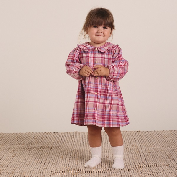 Imagen de Vestido de franela para bebé niña en cuadros rosa y morado con cuello Peter Pan