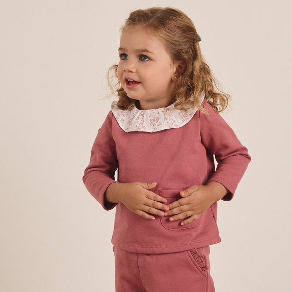 Imagen de Conjunto de bebé niña de sudadera con cuello volante y pantalón en rosa