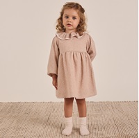 Imagen de Vestido de bebé niña beige tostado con estampado de estrellas blancas y cuello volante