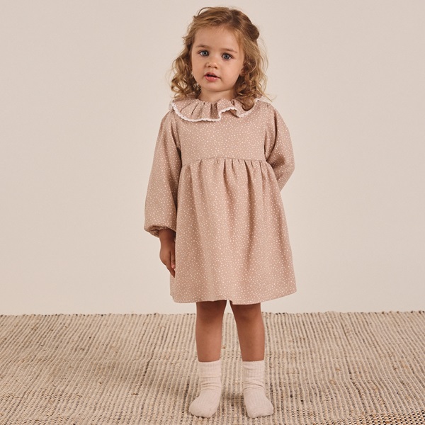 Imagen de Vestido de bebé niña beige tostado con estampado de estrellas blancas y cuello volante