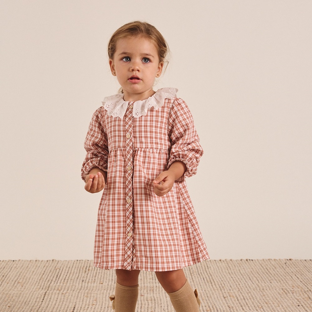 Imagen de Vestido de bebé niña de cuadros bicolor caldera y blanco con cuello volante