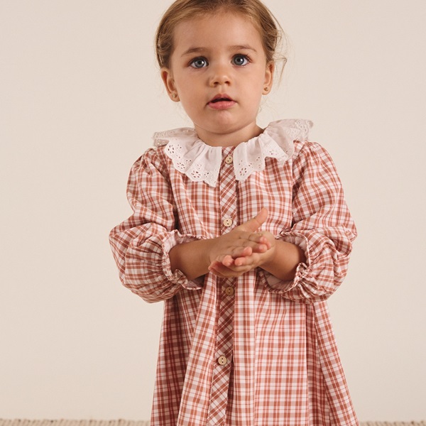 Imagen de Vestido de bebé niña de cuadros bicolor caldera y blanco con cuello volante