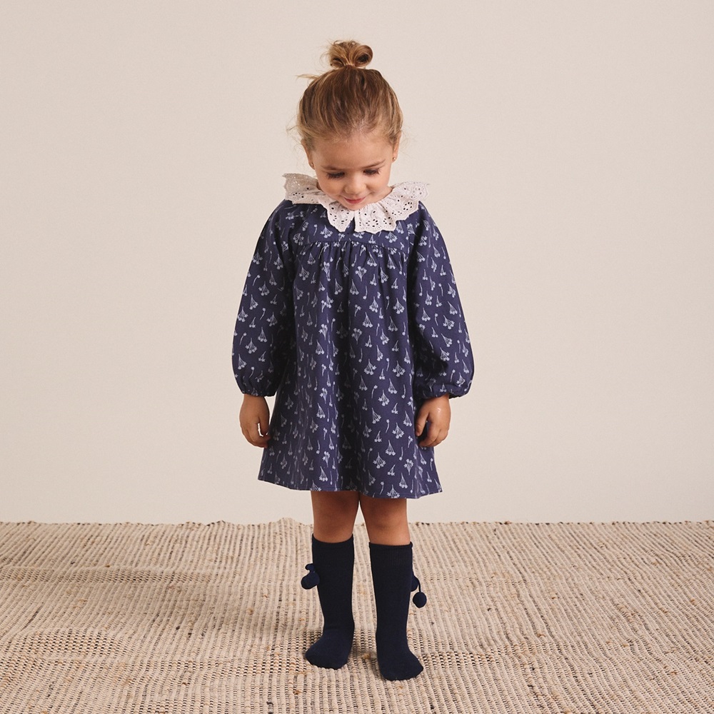 Imagen de Vestido de bebé niña azul marino con estampado de flores y cuello volante en blanco