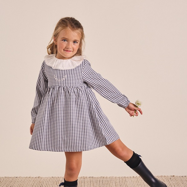 Imagen de Vestido de niña en cuadros vichy azul y blanco con cuello volante en blanco