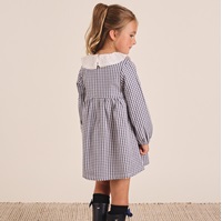 Imagen de Vestido de niña en cuadros vichy azul y blanco con cuello volante en blanco