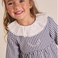 Imagen de Vestido de niña en cuadros vichy azul y blanco con cuello volante en blanco