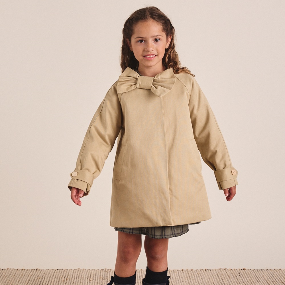 Imagen de Gabardina de niña en color camel con lazo e interior de guatiné