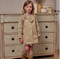 Imagen de Gabardina de niña en color camel con lazo e interior de guatiné