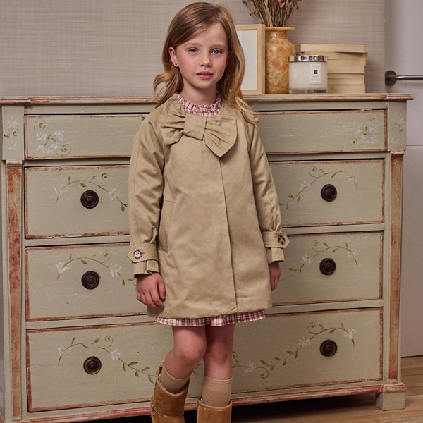 Imagen de Gabardina de niña en color camel con lazo e interior de guatiné