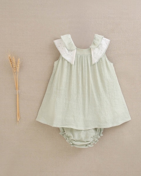 Imagen de Vestido de bebé verde pastel con volantes y braguita a juego