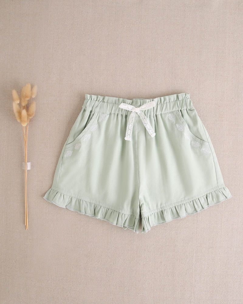 Imagen de Short de niña verde con cordón y detalle en bolsillos