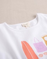 Imagen de Camiseta de niña blanca con dibujo tabla de surf