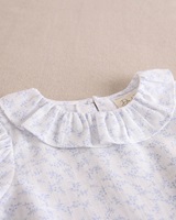 Imagen de Blusa de bebé niña blanca con detalles azules