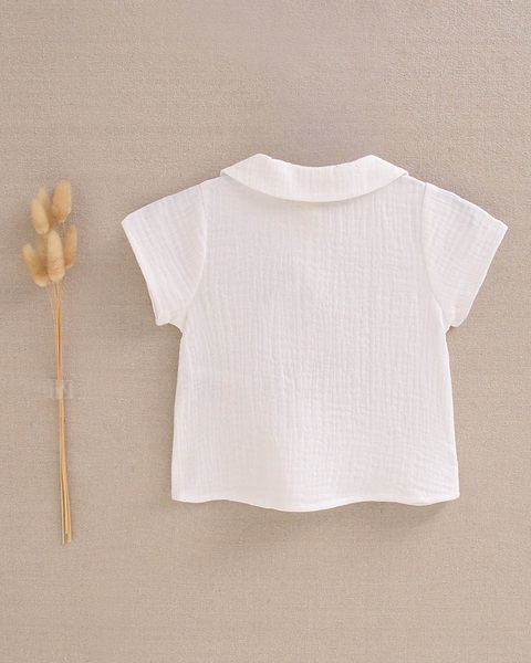 Imagen de Camisa de bebé niño de muselina blanca con cuello bebé