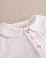 Imagen de Camisa de bebé niño de muselina blanca con cuello bebé