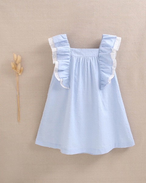 Imagen de Vestido de niña de plumeti azul con volantes y lazo