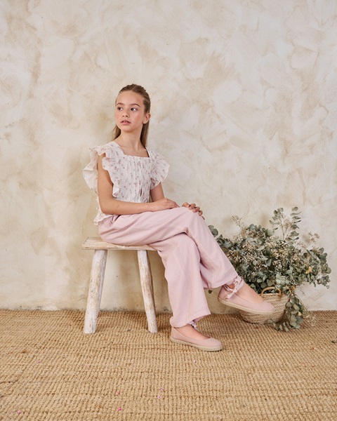 Imagen de Blusa de niña blanca con estampado floral y volantes