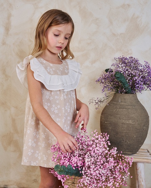 Imagen de Vestido de niña beige con estrellas blancas y volantes