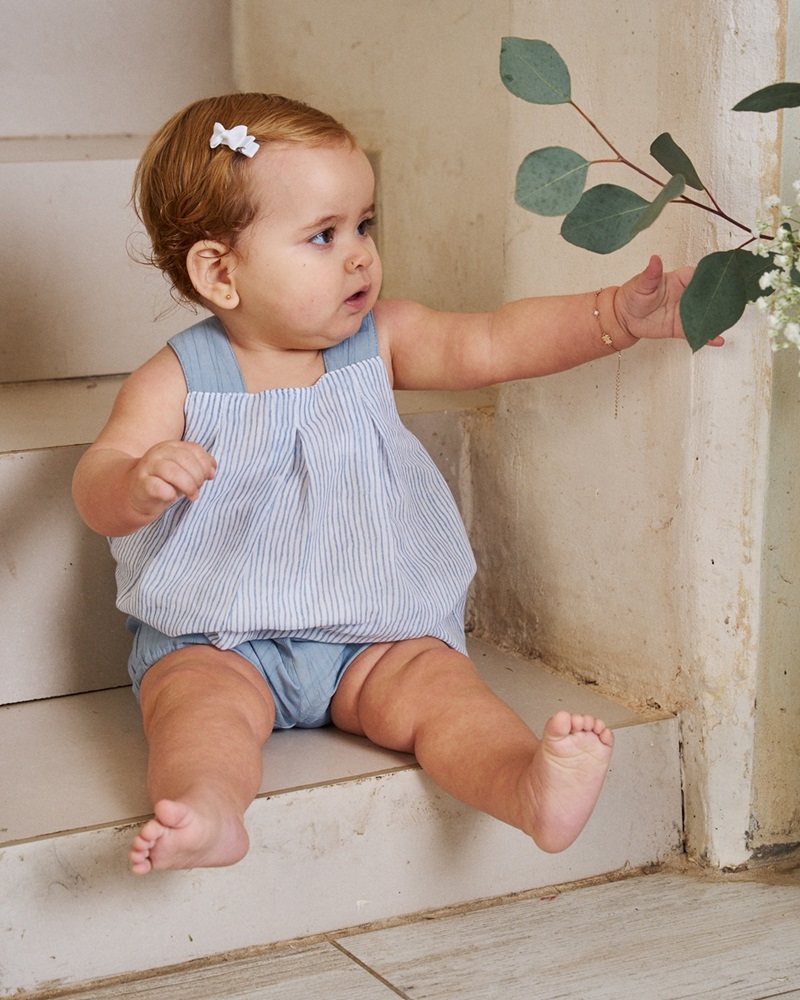 Imagen de Conjunto de bebé niña de blusa a rayas y short azul claro