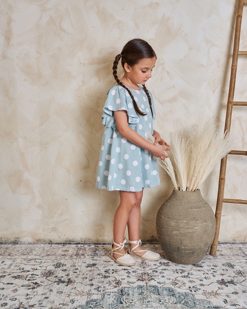 Imagen de Vestido de niña azul cielo con lunares blancos y lazo