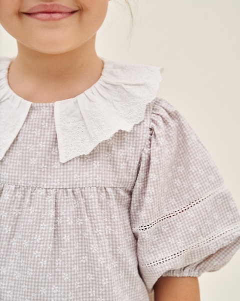 Imagen de Vestido de niña gris multiestampado con manga abullonada